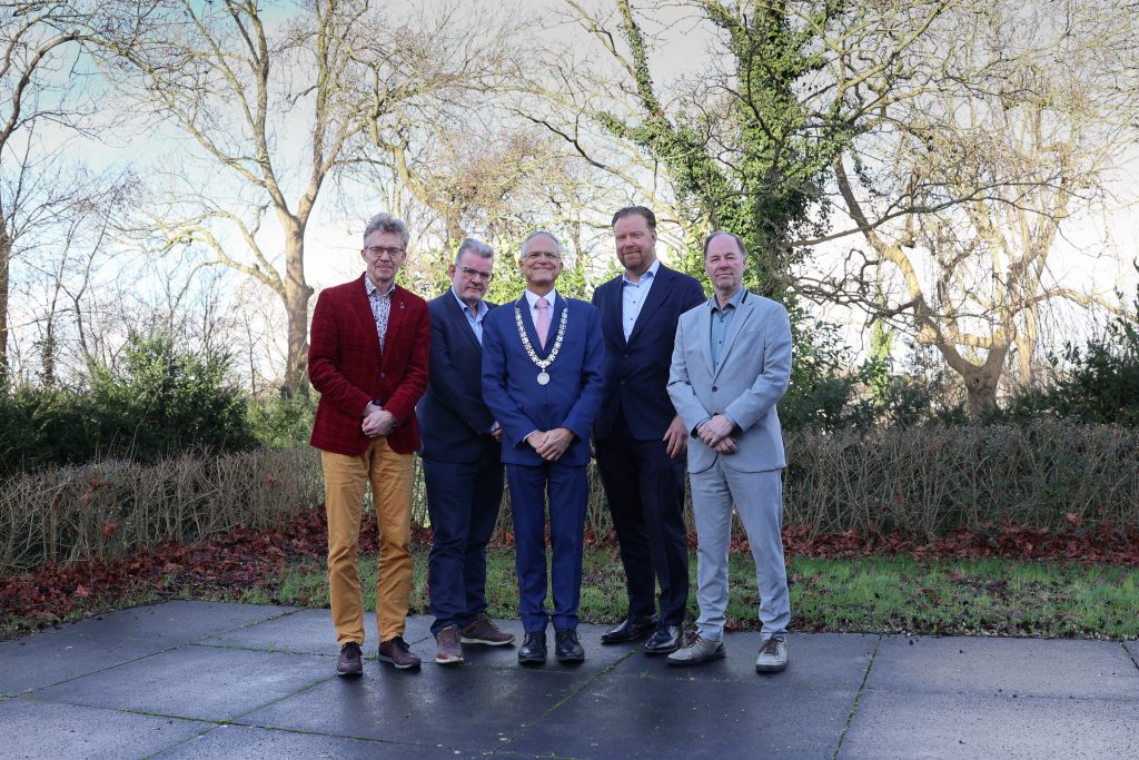 Groepsfoto: Het college van B en W met v.l.n.r. Sjon Wagenaar (Progressief Drechterland), Marcel ten Have (SPD), Pieter Dijkman (burgemeester), Martijn Schroor (gemeentesecretaris) en Idso Brouwer (VVD). (Foto: Het BeeldTeam)